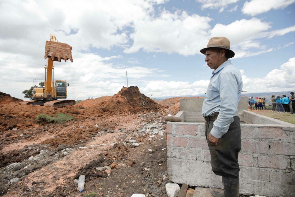 Juan Bautista Ayabaca perdió su vivienda en el sector de Nero, parroquia Baños, luego de sismo del sábado. /XCA