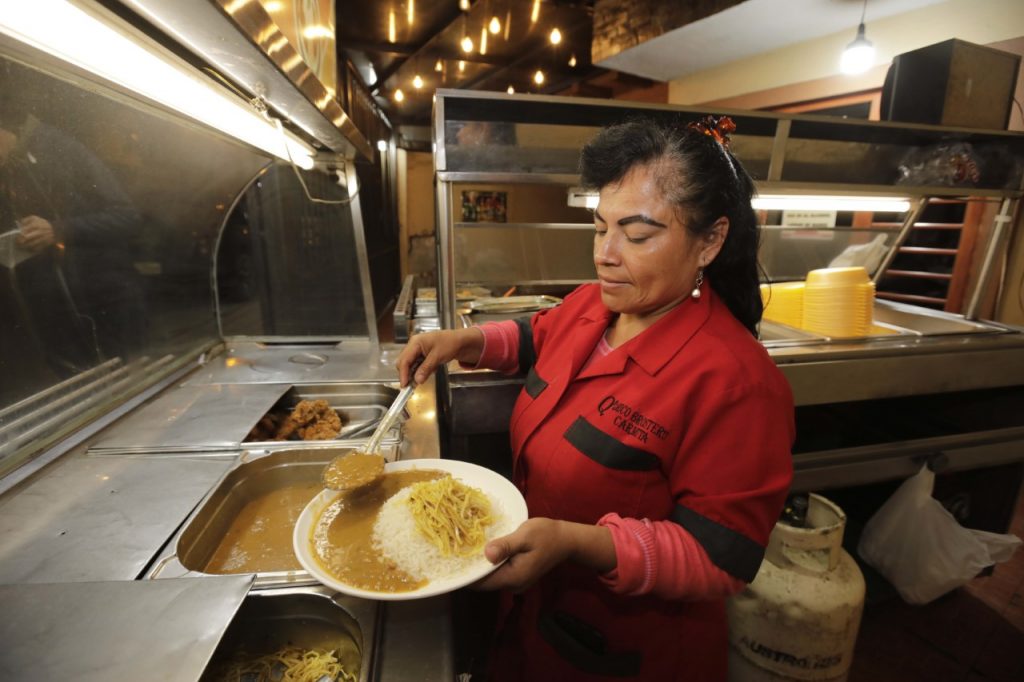 Carmita Sarmiento sirve una de sus especialidades, el broster, probado por personas de distintas latitudes. /XCA