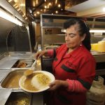 Carmita Sarmiento sirve una de sus especialidades, el broster, probado por personas de distintas latitudes. /XCA