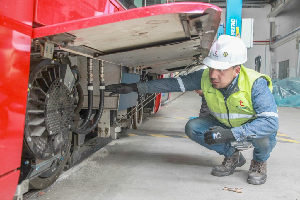 Un colaborador del tranvía durante un mantenimiento de rutina en el patio taller en Cuenca. /Archivo