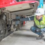 Un colaborador del tranvía durante un mantenimiento de rutina en el patio taller en Cuenca. /Archivo