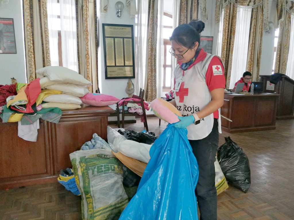 En el auditorio de la Cruz Roja se receptaron las primeras donaciones para los damnificados de Alausí. Se requiere ropa de niños. /FCS