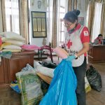 En el auditorio de la Cruz Roja se receptaron las primeras donaciones para los damnificados de Alausí. Se requiere ropa de niños. /FCS