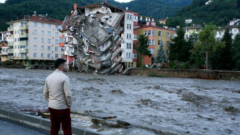 Catorce muertos por inundaciones en Turquía en zona afectada por los seísmos