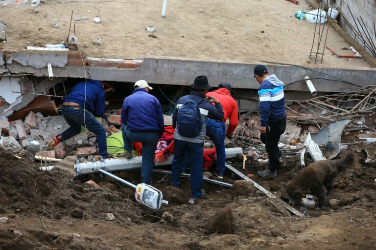 Sube a 12 la cifra de fallecidos en Alausí por el gran deslizamiento