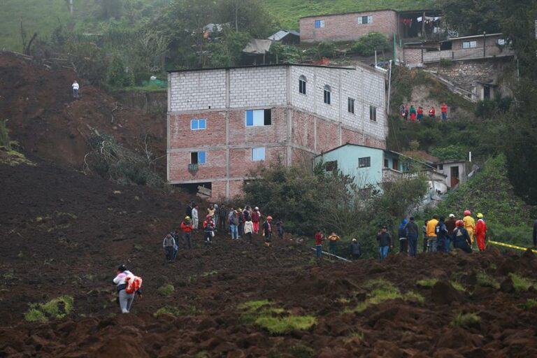Deslave en Alausí deja fallecidos, heridos, desaparecidos y otros daños