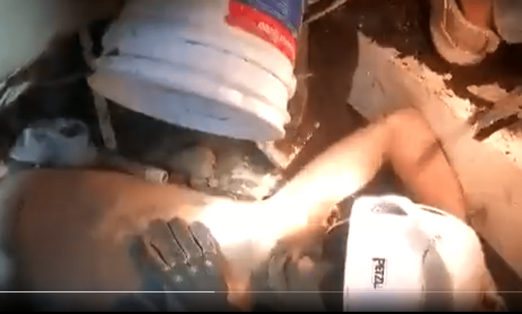 Hombre resctado con vida en Alausí