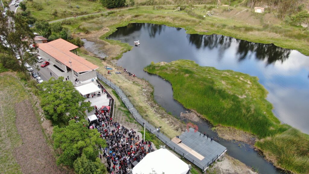 Vista panorámica de la laguna Guabizhún, en la que se aprecia las rutas para recorrerla íntegramente.