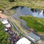 Vista panorámica de la laguna Guabizhún, en la que se aprecia las rutas para recorrerla íntegramente.