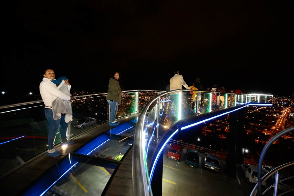 El ‘Puente de Cristal’ es una de las atracciones más recientes que se abrieron en la parroquia Turi. /XCA