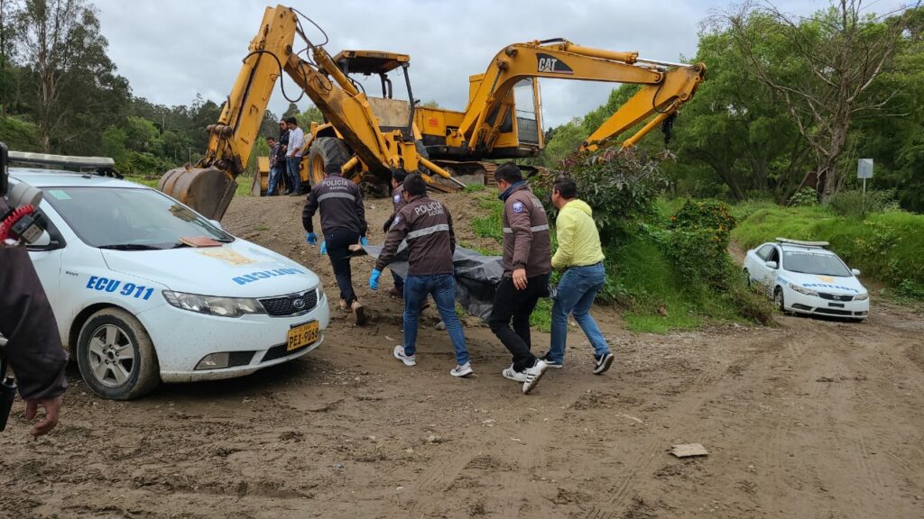 Bomberos rescatan a cuerpo en el río Cuenca.