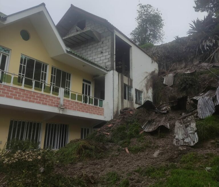 Deslizamiento de tierra deja una persona fallecida en Gualaceo