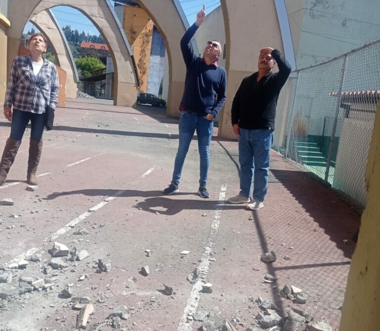 Técnicos evalúan daños en edificios en Cuenca tras el sismo