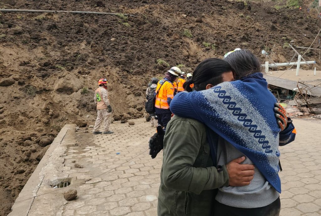 Sobrevivientes de deslizamiento de tierra en sector Casual , cantón Alausí