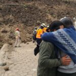 Sobrevivientes de deslizamiento de tierra en sector Casual , cantón Alausí