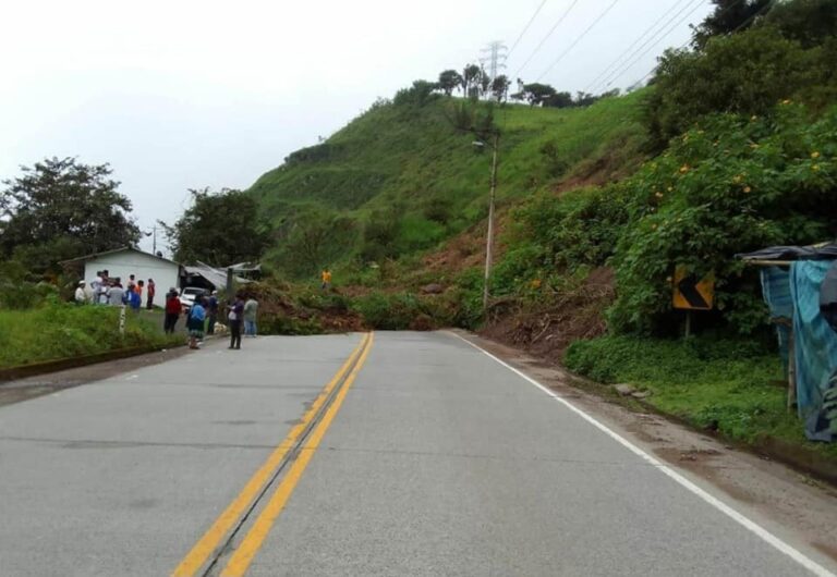 Deslizamiento de tierra en Javín bloquea vía y deja afectaciones