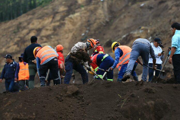 Búsqueda de víctimas de alud en los andes ecuatorianos