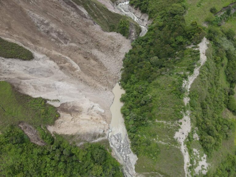 COE de Santa Isabel analiza situación por deslizamiento sobre el río Chantaco