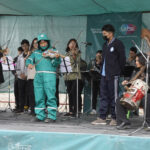 Jovenes músicos con basura