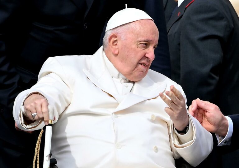 Papa sufre infección respiratoria y permanecerá ingresado algunos días