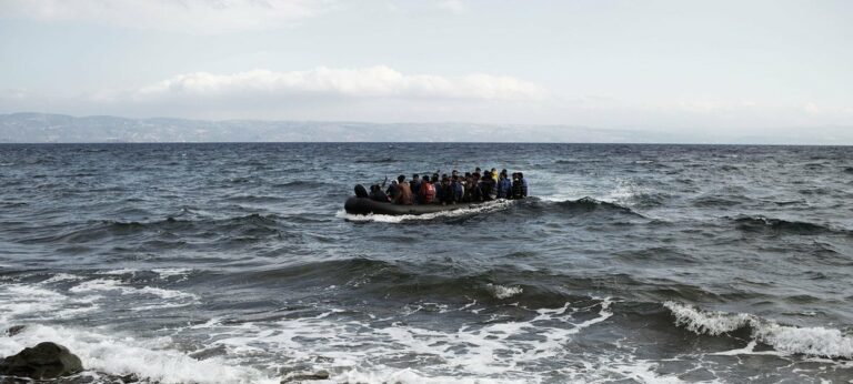 Italia socorre a cientos de inmigrantes en el mar en una nueva oleada