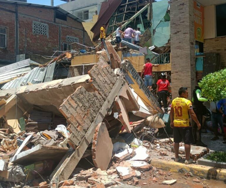 Trece muertos, decenas de heridos y colapsos deja sismo de 6,5 en Ecuador