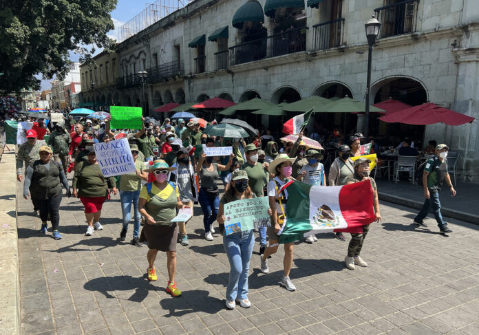 Cientos marchan en defensa de militares en varias ciudades de México