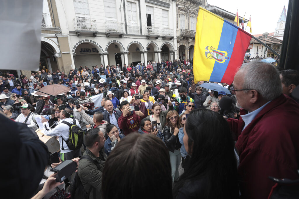 En los exteriores de la Gobernación del Azuay terminó la marcha. En el lugar se dieron pronunciamientos. XCA