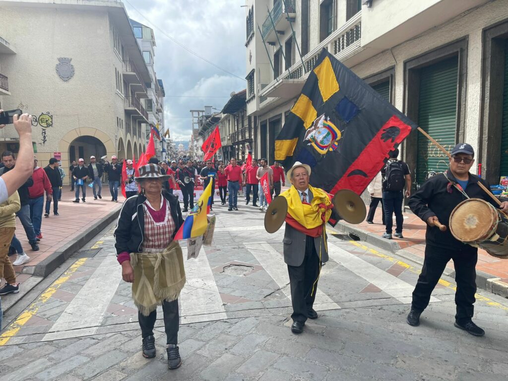 Trabajadores advierten que defenderán el IESS