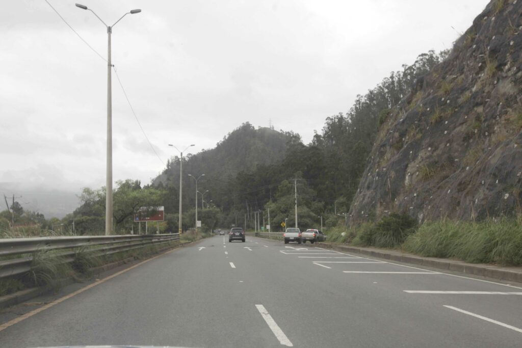 En la vía rápida, la Empresa Eléctrica Regional Centro Sur colocarán 1.700 nuevas luminarias LED. /XCA