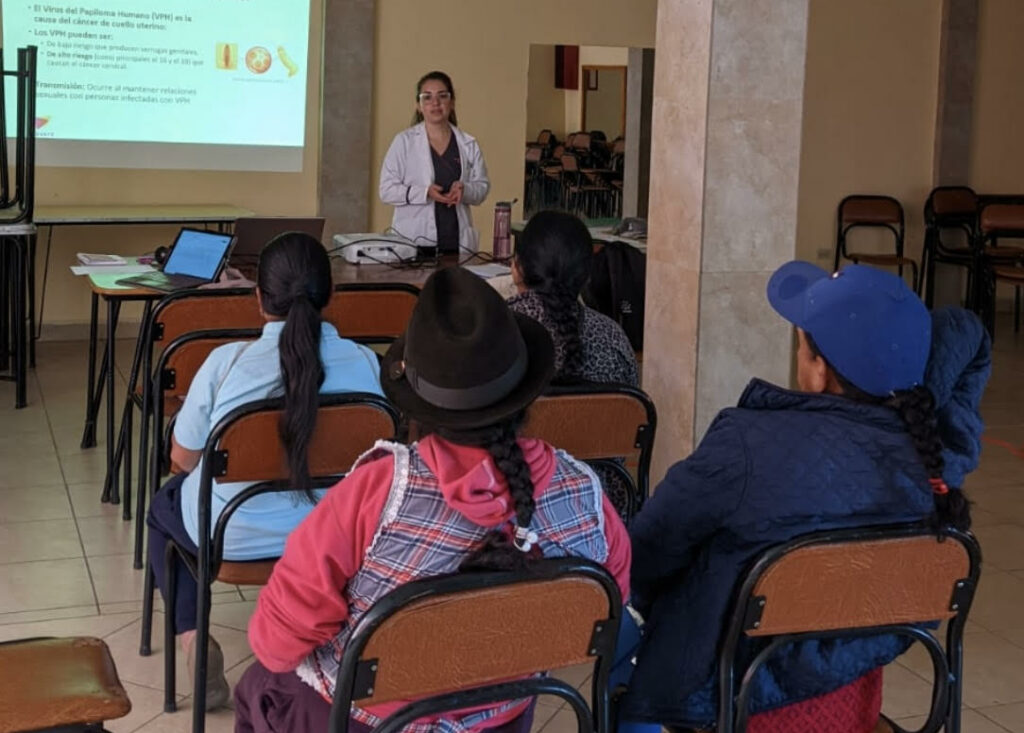 Antes de aplicar la prueba se realizó una serie de encuentro, charlas y talleres para conocer sobre el cáncer de útero. /Cortesía.