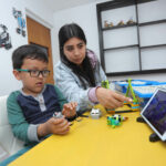 En el centro de estudio Galileo Kids, niños desde los 5 años aprenden sobre nuevas tecnologías. /XCA
