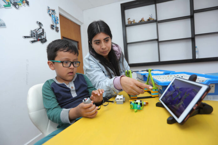 En el centro de estudio Galileo Kids, niños desde los 5 años aprenden sobre nuevas tecnologías. /XCA