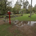 Huecos en el terreno donde se encuentran las maquinas de hacer ejercicios en el Parque El Paraíso. XCA