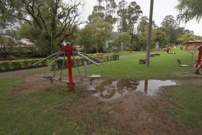 Huecos en el terreno donde se encuentran las maquinas de hacer ejercicios en el Parque El Paraíso. XCA