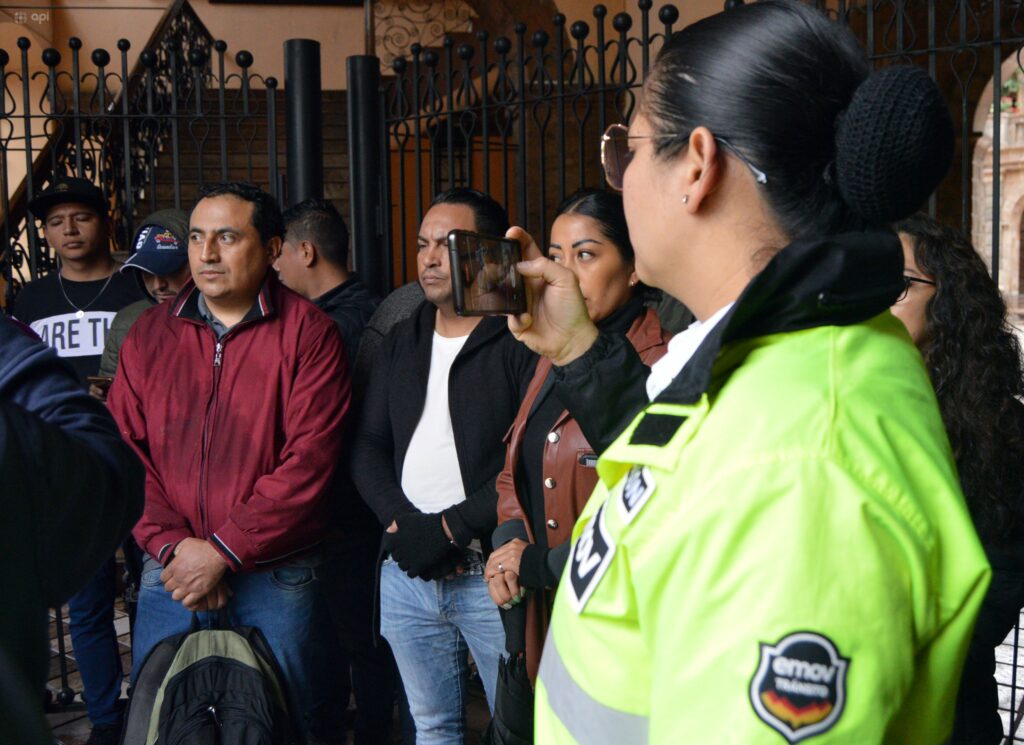 Agentes de EMOV EP piden pago de compensación