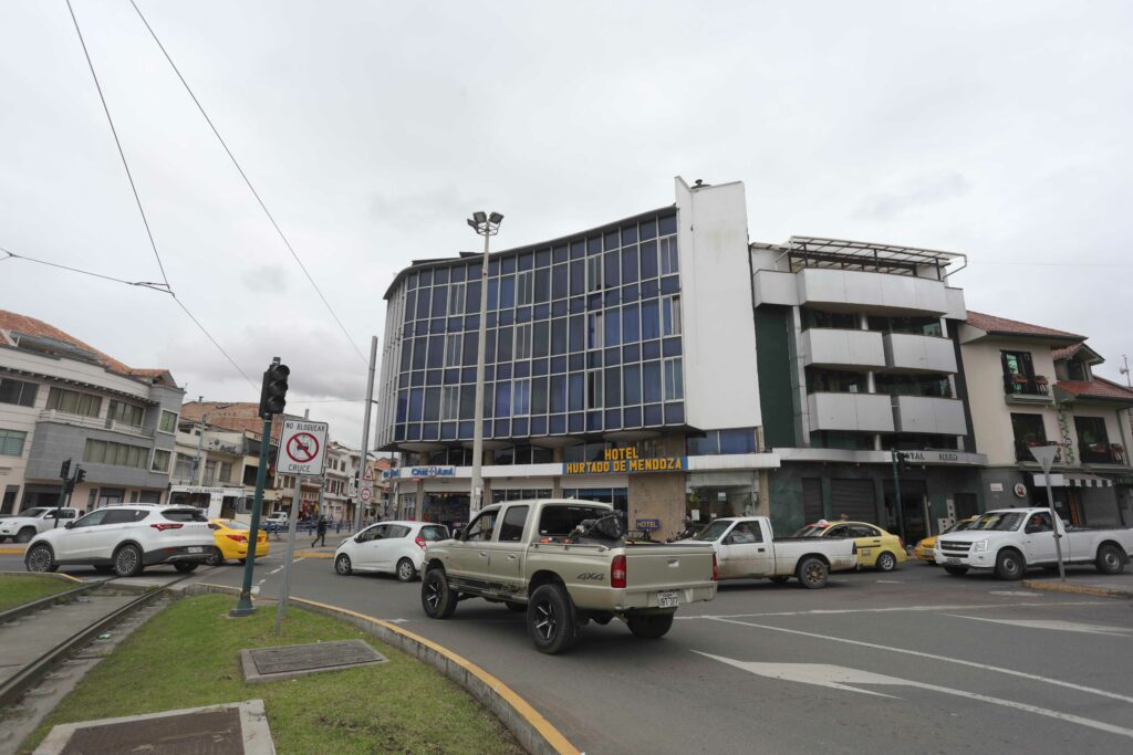El redondel de la Chola Cuencana guarda muchas historias y en su entorno, la vida se desarrolla entre el comercio. /XCA