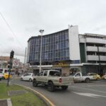 El redondel de la Chola Cuencana guarda muchas historias y en su entorno, la vida se desarrolla entre el comercio. /XCA