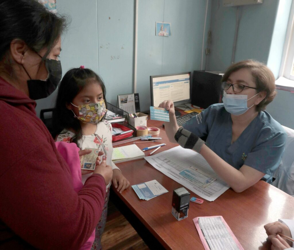 Hasta las 10:00 de ayer, al centro de salud ‘Nicanor Merchán’, llegaron a vacunarse 10 menores. /XCA