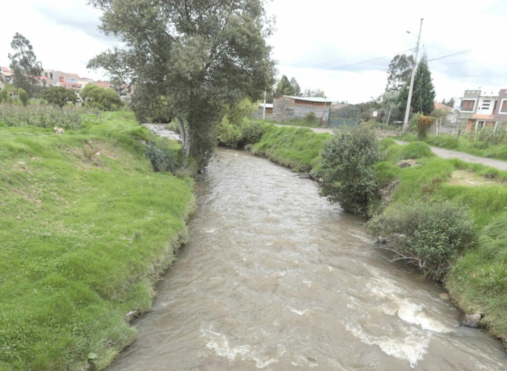 Las entidades de control piden a la ciudadanía evitar acercarse a las orillas de los ríos. /XCA