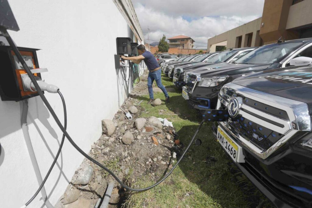 Inconsistencias en contrataciones de la EMOV