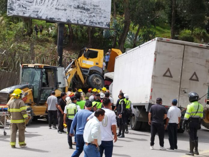 Choque de volquete y camión en el redondel El Plateado, ingreso a la ciudad de Loja. Foto Henry Jara.