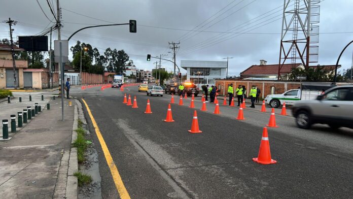 Hoy y mañana habrán dos carriles de salida de la ciudad habilitados y uno de ingreso durante la mañana, y en la noche dos de ingreso y uno de salida, en la Panamericana Sur, sector Narancay, en Cuenca.