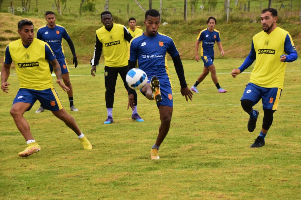 El Deportivo Cuenca entrena sin certeza de su nuevo cuerpo técnico