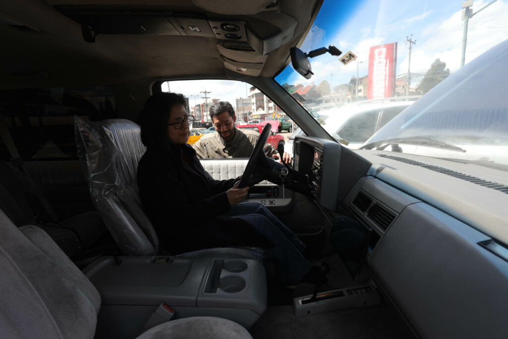 Patricia Gutiérrez y Adrián Peña en el patio de venta de vehículos GranAuto