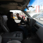 Patricia Gutiérrez y Adrián Peña en el patio de venta de vehículos GranAuto