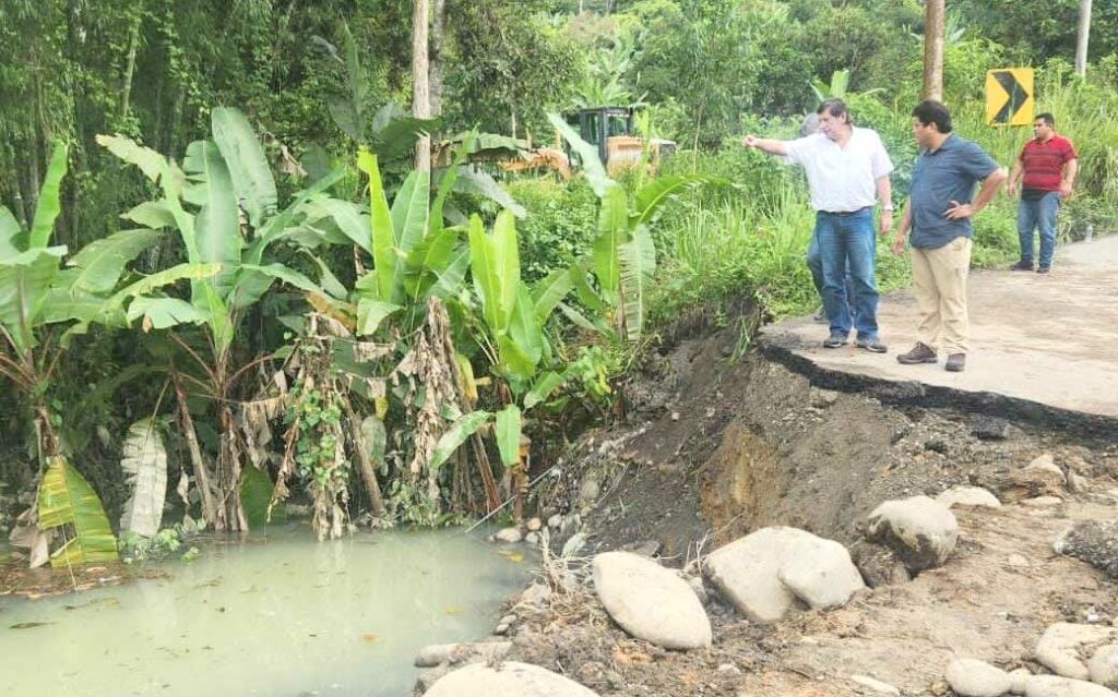 Ministro analiza vías en Ecuador