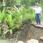 Ministro analiza vías en Ecuador