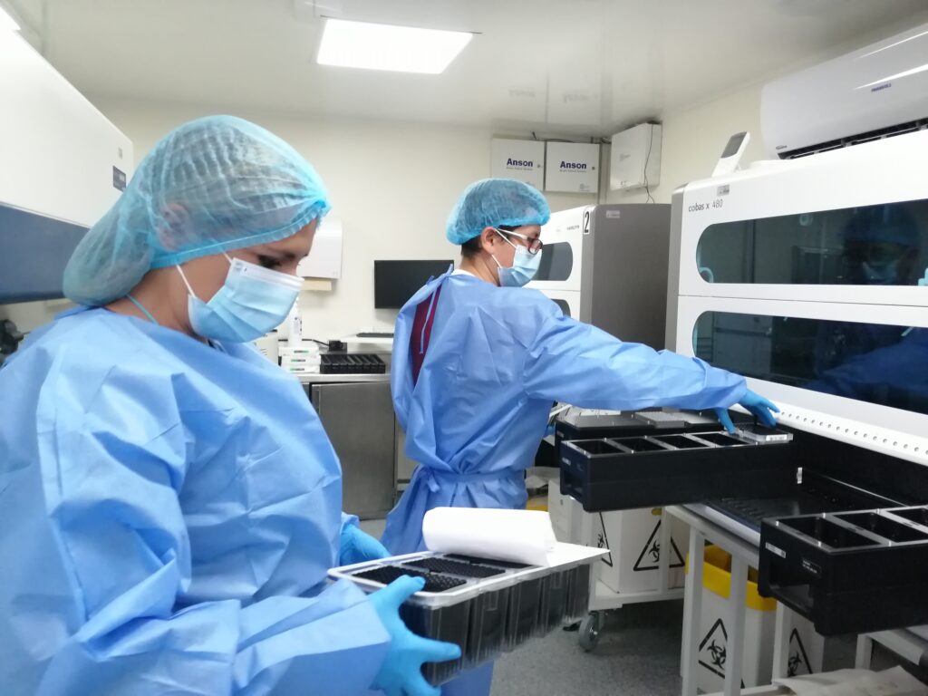 Johanna Jaramillo y José Luis Rodas en el laboratorio biológico molecular en el Hospital Regional. /FCS