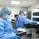 Johanna Jaramillo y José Luis Rodas en el laboratorio biológico molecular en el Hospital Regional. /FCS